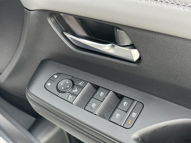 セレナ e-パワー ルキシオン ホットプラスパッケージ 純正ナビゲーション アラウンドビューモニター ETC プロパイロット リヤオートエアコン 両側パワースライドドア ロールサンシェード シートバックテーブル 登録済未使用車(22枚目)