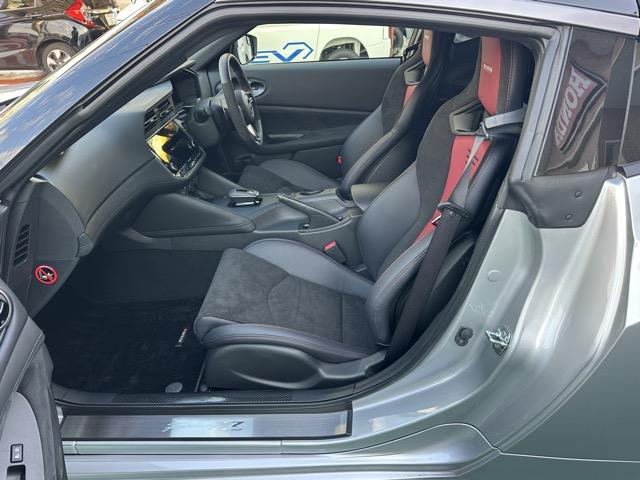 フェアレディＺ ニスモ　走行距離１，７９１ｋｍ　９ＡＴ　専用チューニング＆エクステリア＆インテリア　コネクトナビ　レイズ製鍛造ＡＷ　パドルシフト　レカロ製シート　Ｆ・Ｓ・Ｒスポイラーブラックアウト　ニスモエンブレムレス（6枚目）