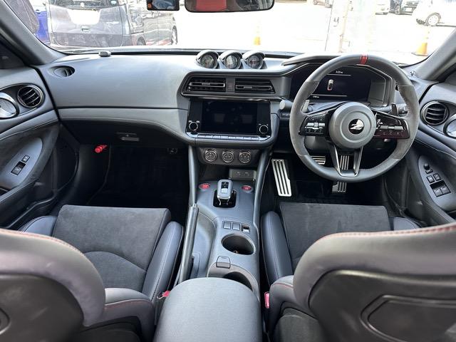 フェアレディＺ ニスモ　走行距離１，７９１ｋｍ　９ＡＴ　専用チューニング＆エクステリア＆インテリア　コネクトナビ　レイズ製鍛造ＡＷ　パドルシフト　レカロ製シート　Ｆ・Ｓ・Ｒスポイラーブラックアウト　ニスモエンブレムレス（8枚目）