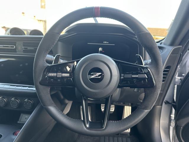 フェアレディＺ ニスモ　走行距離１，７９１ｋｍ　９ＡＴ　専用チューニング＆エクステリア＆インテリア　コネクトナビ　レイズ製鍛造ＡＷ　パドルシフト　レカロ製シート　Ｆ・Ｓ・Ｒスポイラーブラックアウト　ニスモエンブレムレス（9枚目）