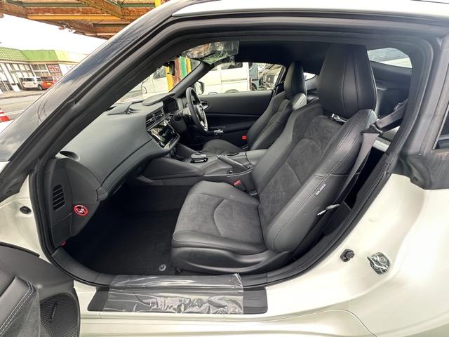 フェアレディＺ バージョンＳＴ　９ＡＴ　内装色／ブラック　ＮｉｓｓａｎＣｏｎｎｅｃｔナビゲーション　ＥＴＣ２．０　ＬＥＤヘッドランプ　本革巻ステアリング　３連サブメーター　シートヒーター＆パワーシート　ＢＯＳＥサウンドシステム（6枚目）