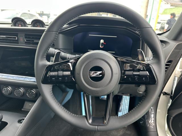 フェアレディＺ バージョンＳＴ　９ＡＴ　内装色／ブラック　ＮｉｓｓａｎＣｏｎｎｅｃｔナビゲーション　ＥＴＣ２．０　ＬＥＤヘッドランプ　本革巻ステアリング　３連サブメーター　シートヒーター＆パワーシート　ＢＯＳＥサウンドシステム（8枚目）