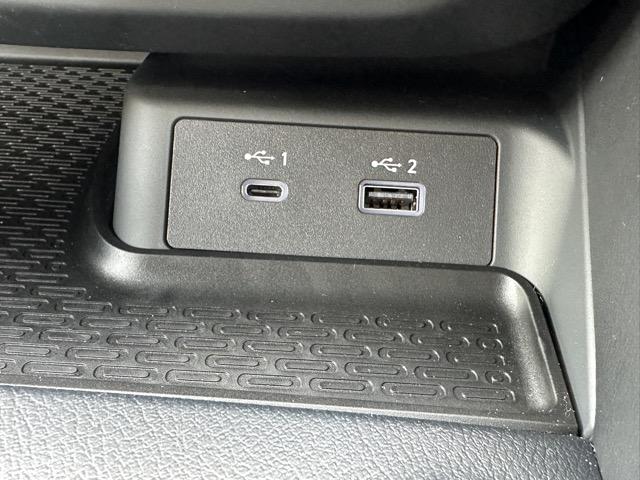 フェアレディＺ バージョンＳＴ　９ＡＴ　内装色／ブラック　ＮｉｓｓａｎＣｏｎｎｅｃｔナビゲーション　ＥＴＣ２．０　ＬＥＤヘッドランプ　本革巻ステアリング　３連サブメーター　シートヒーター＆パワーシート　ＢＯＳＥサウンドシステム（22枚目）