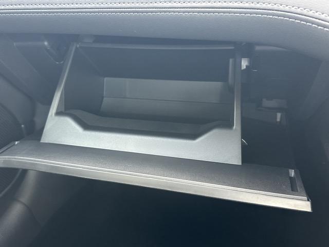 フェアレディＺ バージョンＳＴ　９ＡＴ　内装色／ブラック　ＮｉｓｓａｎＣｏｎｎｅｃｔナビゲーション　ＥＴＣ２．０　ＬＥＤヘッドランプ　本革巻ステアリング　３連サブメーター　シートヒーター＆パワーシート　ＢＯＳＥサウンドシステム（23枚目）