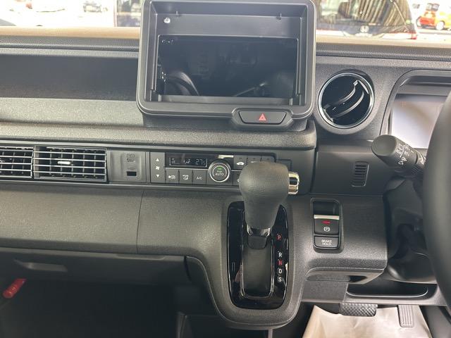 N-BOXカスタム ターボ ホンダセンシング ダイレクトプロジェクション式フルLEDヘッドライト LEDフォグランプ 両側パワースライドドア 電子制御パーキングブレーキ オートブレーキホールド機能 シートヒーター 届出済未使用車(20枚目)