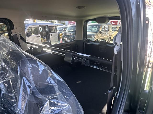 キャラバン ロンググランドプレミアムＧＸ　ディーゼル車　４ＷＤ　スマートキー　ＬＥＤヘッドライト　両側スライドドア　フルオートエアコン　シートヒーター　アラウンドビューモニター　デジタルインナーミラー　革巻きハンドル　登録済未使用車（8枚目）