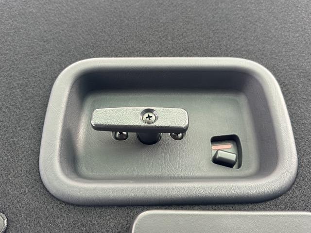 キャラバン ロンググランドプレミアムＧＸ　ディーゼル車　４ＷＤ　スマートキー　ＬＥＤヘッドライト　両側スライドドア　フルオートエアコン　シートヒーター　アラウンドビューモニター　デジタルインナーミラー　革巻きハンドル　登録済未使用車（12枚目）