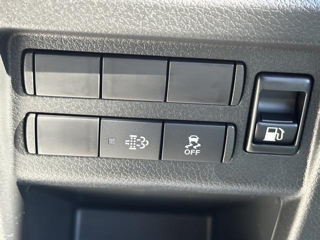キャラバン ロンググランドプレミアムＧＸ　ディーゼル車　４ＷＤ　スマートキー　ＬＥＤヘッドライト　両側スライドドア　フルオートエアコン　シートヒーター　アラウンドビューモニター　デジタルインナーミラー　革巻きハンドル　登録済未使用車（17枚目）