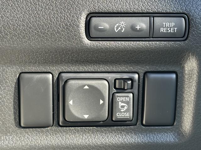 キャラバン ロンググランドプレミアムＧＸ　ディーゼル車　４ＷＤ　スマートキー　ＬＥＤヘッドライト　両側スライドドア　フルオートエアコン　シートヒーター　アラウンドビューモニター　デジタルインナーミラー　革巻きハンドル　登録済未使用車（18枚目）