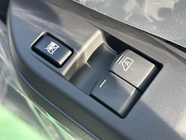 キャラバン ロンググランドプレミアムＧＸ　ディーゼル車　４ＷＤ　スマートキー　ＬＥＤヘッドライト　両側スライドドア　フルオートエアコン　シートヒーター　アラウンドビューモニター　デジタルインナーミラー　革巻きハンドル　登録済未使用車（17枚目）