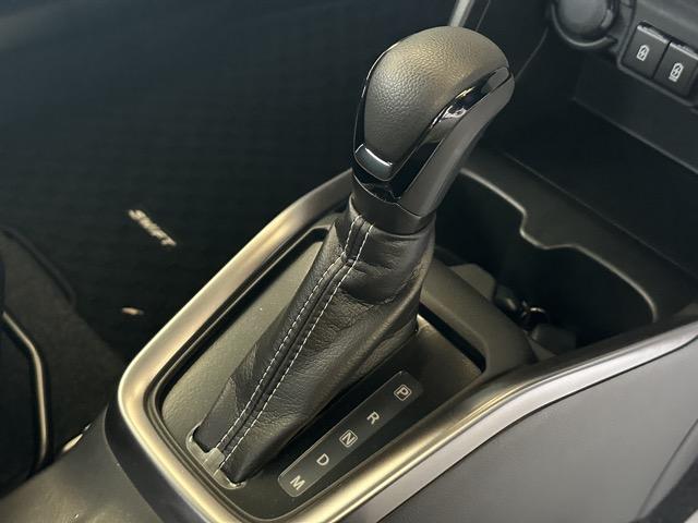 スイフト ハイブリッドＭＺ　エアロ付き　ディスプレイオーディオ　スマートキー　ＬＥＤヘッドライト　フルオートエアコン　ＵＳＢ充電ソケット　革巻きハンドル　オートクルーズコントロール　パドルシフト　衝突被害軽減ブレーキ（15枚目）