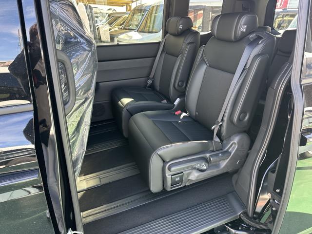 ステップワゴン スパーダ　７人乗り　ホンダセンシング　ＬＥＤヘッドランプ　両側パワースライドドア　パワーバックドア　本革巻ステアリング　パドルシフト　シートバックテーブル　ロールサンシェード　シートヒーター　登録済未使用車（7枚目）