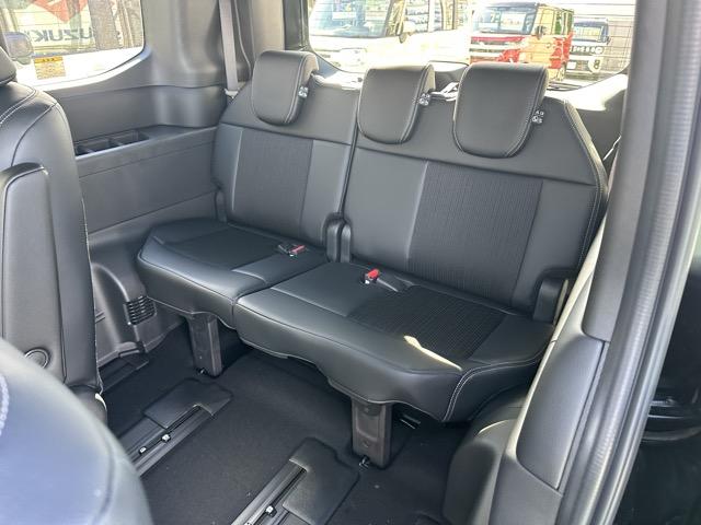 ステップワゴン スパーダ　７人乗り　ホンダセンシング　ＬＥＤヘッドランプ　両側パワースライドドア　パワーバックドア　本革巻ステアリング　パドルシフト　シートバックテーブル　ロールサンシェード　シートヒーター　登録済未使用車（8枚目）