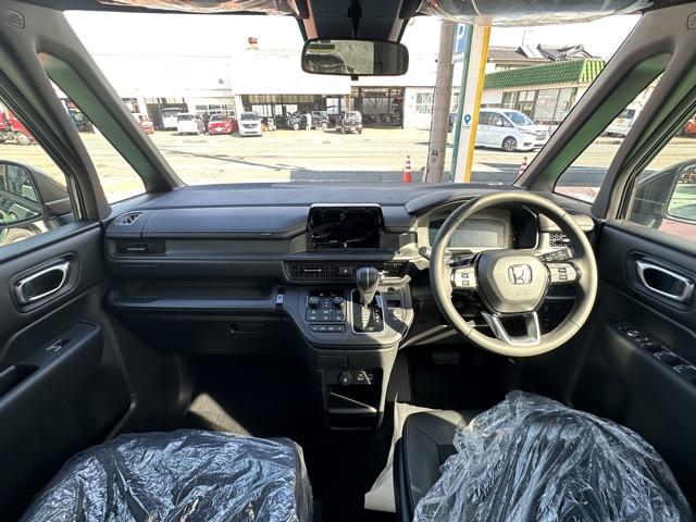 ステップワゴン スパーダ　７人乗り　ホンダセンシング　ＬＥＤヘッドランプ　両側パワースライドドア　パワーバックドア　本革巻ステアリング　パドルシフト　シートバックテーブル　ロールサンシェード　シートヒーター　登録済未使用車（9枚目）