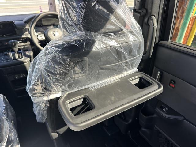 ステップワゴン スパーダ　７人乗り　ホンダセンシング　ＬＥＤヘッドランプ　両側パワースライドドア　パワーバックドア　本革巻ステアリング　パドルシフト　シートバックテーブル　ロールサンシェード　シートヒーター　登録済未使用車（12枚目）