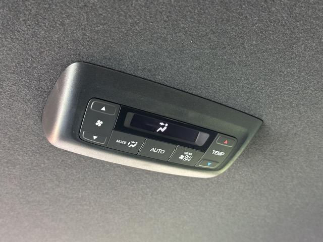 ステップワゴン スパーダ　７人乗り　ホンダセンシング　ＬＥＤヘッドランプ　両側パワースライドドア　パワーバックドア　本革巻ステアリング　パドルシフト　シートバックテーブル　ロールサンシェード　シートヒーター　登録済未使用車（13枚目）