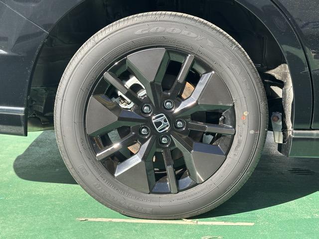 ステップワゴン スパーダ　７人乗り　ホンダセンシング　ＬＥＤヘッドランプ　両側パワースライドドア　パワーバックドア　本革巻ステアリング　パドルシフト　シートバックテーブル　ロールサンシェード　シートヒーター　登録済未使用車（19枚目）