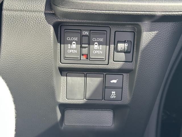 ステップワゴン スパーダ　７人乗り　ホンダセンシング　ＬＥＤヘッドランプ　両側パワースライドドア　パワーバックドア　本革巻ステアリング　パドルシフト　シートバックテーブル　ロールサンシェード　シートヒーター　登録済未使用車（22枚目）