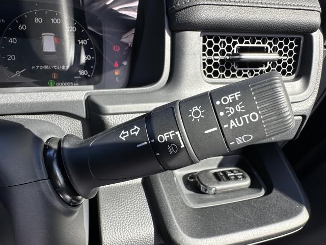 ステップワゴン スパーダ　７人乗り　ホンダセンシング　ＬＥＤヘッドランプ　両側パワースライドドア　パワーバックドア　本革巻ステアリング　パドルシフト　シートバックテーブル　ロールサンシェード　シートヒーター　登録済未使用車（27枚目）