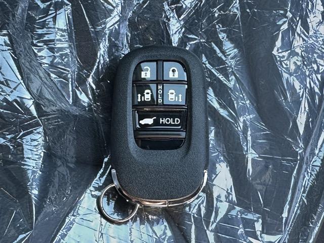 ステップワゴン スパーダ　７人乗り　ホンダセンシング　ＬＥＤヘッドランプ　両側パワースライドドア　パワーバックドア　本革巻ステアリング　パドルシフト　シートバックテーブル　ロールサンシェード　シートヒーター　登録済未使用車（29枚目）