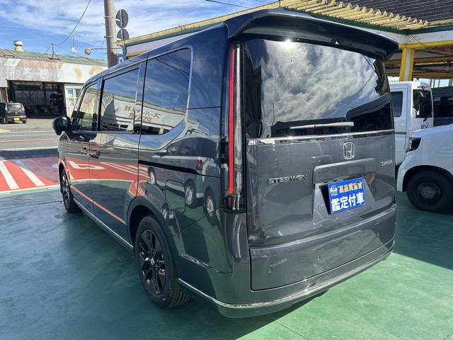 ステップワゴン スパーダ　７人乗り　ホンダセンシング　ＬＥＤヘッドランプ　両側パワースライドドア　パワーバックドア　本革巻ステアリング　パドルシフト　シートバックテーブル　ロールサンシェード　シートヒーター　登録済未使用車（5枚目）