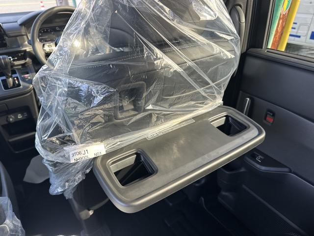 ステップワゴン スパーダ　７人乗り　ホンダセンシング　ＬＥＤヘッドランプ　両側パワースライドドア　パワーバックドア　本革巻ステアリング　パドルシフト　シートバックテーブル　ロールサンシェード　シートヒーター　登録済未使用車（12枚目）