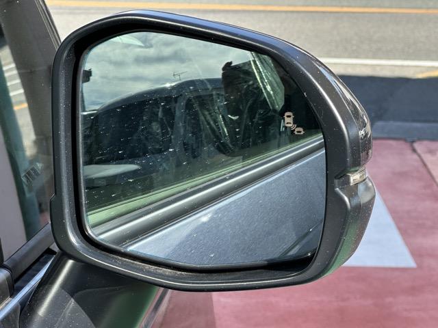 ステップワゴン スパーダ　７人乗り　ホンダセンシング　ＬＥＤヘッドランプ　両側パワースライドドア　パワーバックドア　本革巻ステアリング　パドルシフト　シートバックテーブル　ロールサンシェード　シートヒーター　登録済未使用車（20枚目）