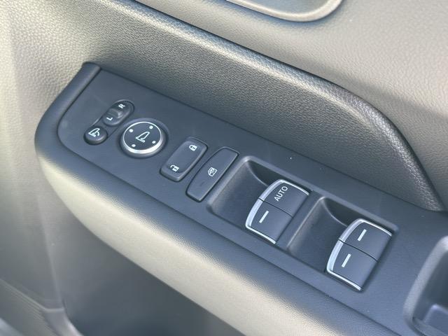 ステップワゴン スパーダ　７人乗り　ホンダセンシング　ＬＥＤヘッドランプ　両側パワースライドドア　パワーバックドア　本革巻ステアリング　パドルシフト　シートバックテーブル　ロールサンシェード　シートヒーター　登録済未使用車（21枚目）