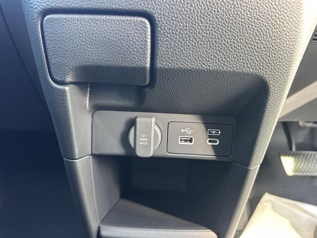 ステップワゴン スパーダ　７人乗り　ホンダセンシング　ＬＥＤヘッドランプ　両側パワースライドドア　パワーバックドア　本革巻ステアリング　パドルシフト　シートバックテーブル　ロールサンシェード　シートヒーター　登録済未使用車（25枚目）