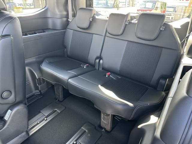 ステップワゴン スパーダ　７人乗り　マルチビューカメラ　ホンダセンシング　ＬＥＤヘッドランプ　両側パワースライドドア　パワーバックドア　本革巻ステアリング　パドルシフト　シートバックテーブル　シートヒーター　登録済未使用車（8枚目）