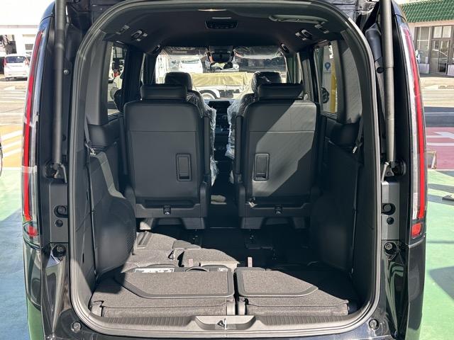 ステップワゴン スパーダ　７人乗り　マルチビューカメラ　ホンダセンシング　ＬＥＤヘッドランプ　両側パワースライドドア　パワーバックドア　本革巻ステアリング　パドルシフト　シートバックテーブル　シートヒーター　登録済未使用車（16枚目）