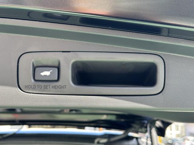 ステップワゴン スパーダ　７人乗り　マルチビューカメラ　ホンダセンシング　ＬＥＤヘッドランプ　両側パワースライドドア　パワーバックドア　本革巻ステアリング　パドルシフト　シートバックテーブル　シートヒーター　登録済未使用車（17枚目）