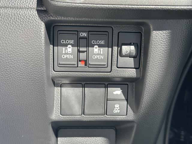 ステップワゴン スパーダ　７人乗り　マルチビューカメラ　ホンダセンシング　ＬＥＤヘッドランプ　両側パワースライドドア　パワーバックドア　本革巻ステアリング　パドルシフト　シートバックテーブル　シートヒーター　登録済未使用車（22枚目）