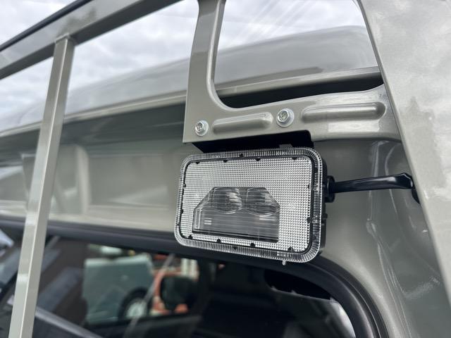 スーパーキャリイ X 2WD 4AT キーレス LEDヘッドライト 作業灯 電動格納ドアミラー パワーウィンドー ルーフコンソール 衝突被害軽減ブレーキ アイドリングストップ フォグランプ オートライト 届出済未使用車(15枚目)