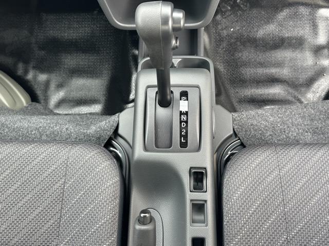 スーパーキャリイ X 2WD 4AT キーレス LEDヘッドライト 作業灯 電動格納ドアミラー パワーウィンドー ルーフコンソール 衝突被害軽減ブレーキ アイドリングストップ フォグランプ オートライト 届出済未使用車(20枚目)