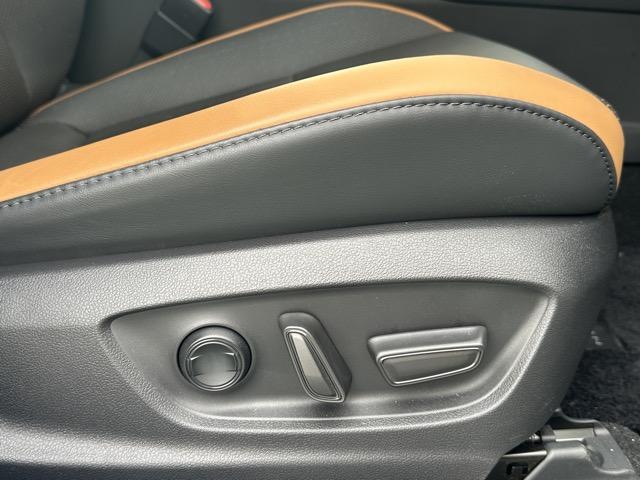 クラウンクロスオーバー ＲＳアドバンスド　純正ナビゲーション　パノラマカメラ　ＥＴＣ　シートヒーター＆ベンチレーション　パワーシート　パワーバックドア　ＡＣ１００Ｖ電源　革巻きハンドル　オートクルーズコントロール　ＬＥＤヘッドライト（19枚目）