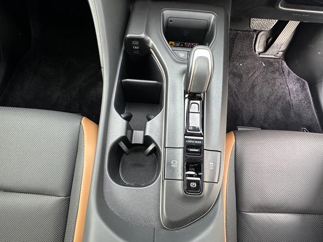 クラウンクロスオーバー ＲＳアドバンスド　純正ナビゲーション　パノラマカメラ　ＥＴＣ　シートヒーター＆ベンチレーション　パワーシート　パワーバックドア　ＡＣ１００Ｖ電源　革巻きハンドル　オートクルーズコントロール　ＬＥＤヘッドライト（24枚目）