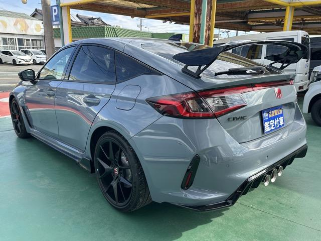 シビック タイプＲ　走行距離９ｋｍ　６ＭＴ　ＴＹＰＥ　Ｒ専用１０．２インチデジタルメーター・シート・ステアリング・リアスポイラー　レブマッチシステム　トリプルエキゾースト　Ｂｒｅｍｂｏ製ブレーキシステム　登録済未使用車（5枚目）