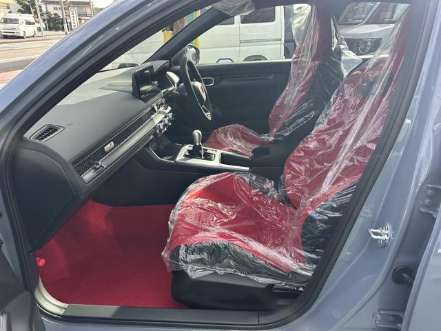 シビック タイプＲ　走行距離９ｋｍ　６ＭＴ　ＴＹＰＥ　Ｒ専用１０．２インチデジタルメーター・シート・ステアリング・リアスポイラー　レブマッチシステム　トリプルエキゾースト　Ｂｒｅｍｂｏ製ブレーキシステム　登録済未使用車（6枚目）