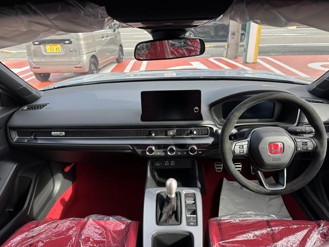 シビック タイプＲ　走行距離９ｋｍ　６ＭＴ　ＴＹＰＥ　Ｒ専用１０．２インチデジタルメーター・シート・ステアリング・リアスポイラー　レブマッチシステム　トリプルエキゾースト　Ｂｒｅｍｂｏ製ブレーキシステム　登録済未使用車（8枚目）