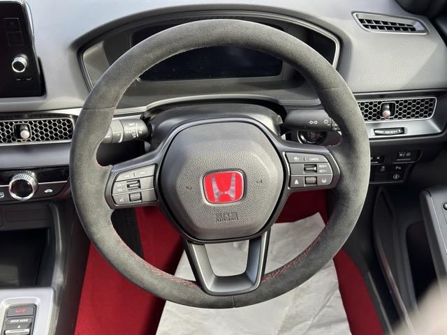 シビック タイプＲ　走行距離９ｋｍ　６ＭＴ　ＴＹＰＥ　Ｒ専用１０．２インチデジタルメーター・シート・ステアリング・リアスポイラー　レブマッチシステム　トリプルエキゾースト　Ｂｒｅｍｂｏ製ブレーキシステム　登録済未使用車（9枚目）