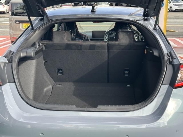 シビック タイプＲ　走行距離９ｋｍ　６ＭＴ　ＴＹＰＥ　Ｒ専用１０．２インチデジタルメーター・シート・ステアリング・リアスポイラー　レブマッチシステム　トリプルエキゾースト　Ｂｒｅｍｂｏ製ブレーキシステム　登録済未使用車（10枚目）