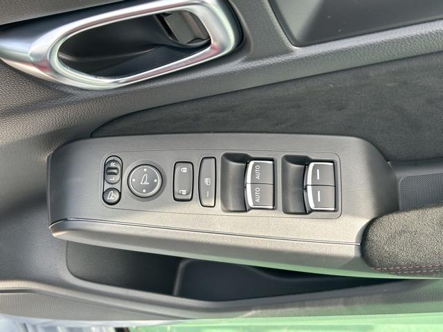 シビック タイプＲ　走行距離９ｋｍ　６ＭＴ　ＴＹＰＥ　Ｒ専用１０．２インチデジタルメーター・シート・ステアリング・リアスポイラー　レブマッチシステム　トリプルエキゾースト　Ｂｒｅｍｂｏ製ブレーキシステム　登録済未使用車（16枚目）