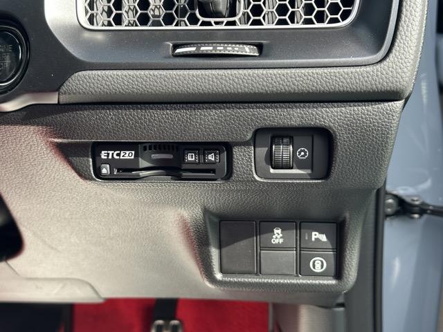 シビック タイプＲ　走行距離９ｋｍ　６ＭＴ　ＴＹＰＥ　Ｒ専用１０．２インチデジタルメーター・シート・ステアリング・リアスポイラー　レブマッチシステム　トリプルエキゾースト　Ｂｒｅｍｂｏ製ブレーキシステム　登録済未使用車（17枚目）