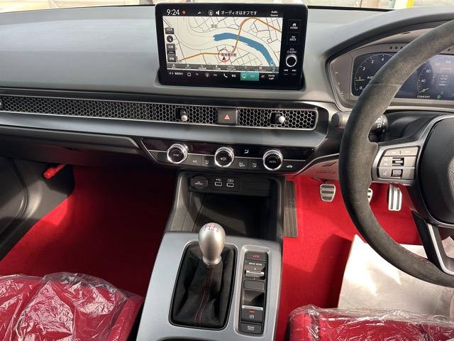 シビック タイプＲ　走行距離９ｋｍ　６ＭＴ　ＴＹＰＥ　Ｒ専用１０．２インチデジタルメーター・シート・ステアリング・リアスポイラー　レブマッチシステム　トリプルエキゾースト　Ｂｒｅｍｂｏ製ブレーキシステム　登録済未使用車（18枚目）