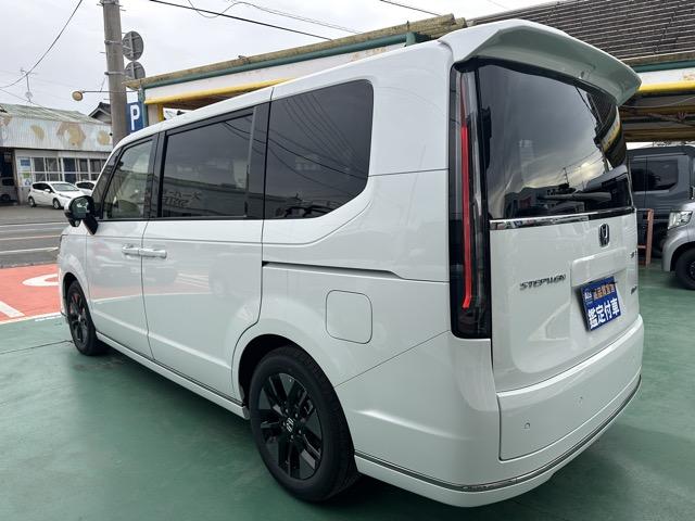 ステップワゴン ｅ：ＨＥＶスパーダ　７人乗り　ホンダセンシング　ＬＥＤヘッドライト　パワースライドドア　パワーテールゲート　シートヒーター　２列目キャプテンシート／オットマン付　シートバックテーブル　ロールサンシェード　ディーラー試乗車（5枚目）