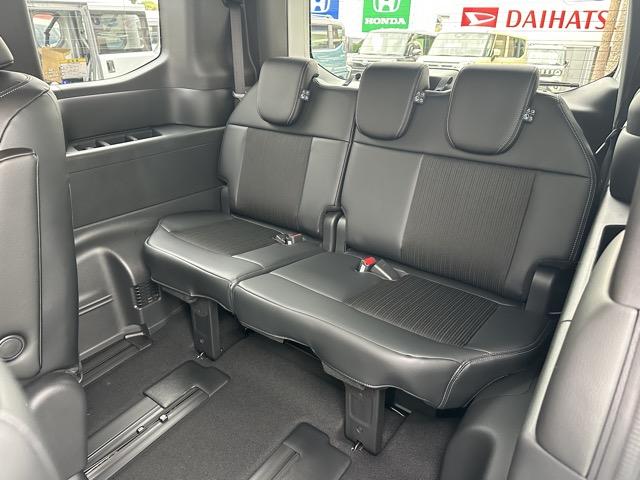 ステップワゴン ｅ：ＨＥＶスパーダ　７人乗り　ホンダセンシング　ＬＥＤヘッドライト　パワースライドドア　パワーテールゲート　シートヒーター　２列目キャプテンシート／オットマン付　シートバックテーブル　ロールサンシェード　ディーラー試乗車（8枚目）