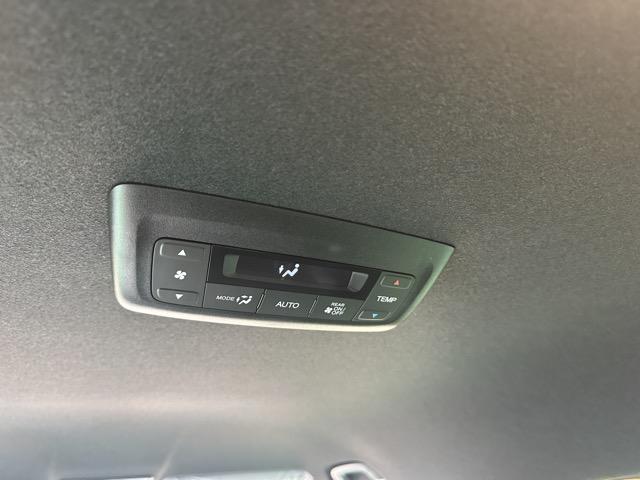 ステップワゴン ｅ：ＨＥＶスパーダ　７人乗り　ホンダセンシング　ＬＥＤヘッドライト　パワースライドドア　パワーテールゲート　シートヒーター　２列目キャプテンシート／オットマン付　シートバックテーブル　ロールサンシェード　ディーラー試乗車（13枚目）