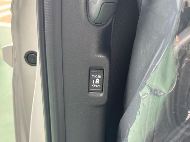 ステップワゴン ｅ：ＨＥＶスパーダ　７人乗り　ホンダセンシング　ＬＥＤヘッドライト　パワースライドドア　パワーテールゲート　シートヒーター　２列目キャプテンシート／オットマン付　シートバックテーブル　ロールサンシェード　ディーラー試乗車（14枚目）