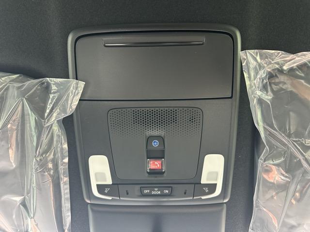 ステップワゴン ｅ：ＨＥＶスパーダ　７人乗り　ホンダセンシング　ＬＥＤヘッドライト　パワースライドドア　パワーテールゲート　シートヒーター　２列目キャプテンシート／オットマン付　シートバックテーブル　ロールサンシェード　ディーラー試乗車（32枚目）